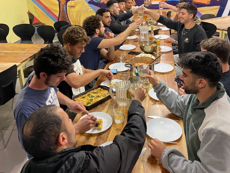 חברה צעירים יושבים במסעדה בריטריט חברים ללחימה