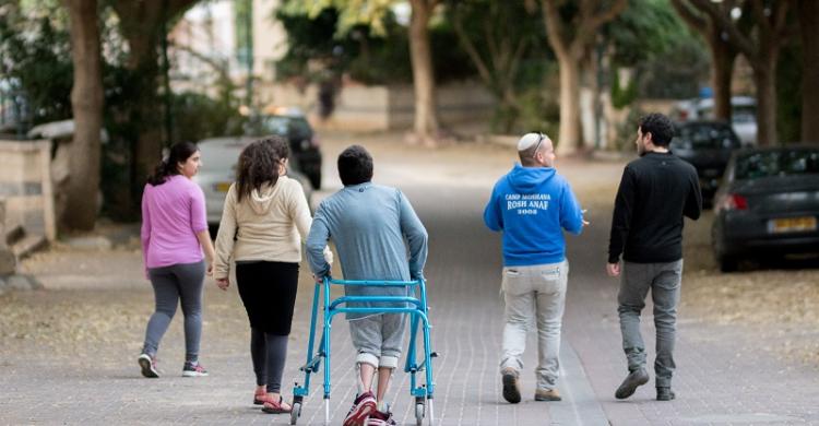 הולכים ברחוב